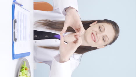 Vertical-video-of-Nutritionist-dietitian-doctor-makes-heart-on-camera.-Healthy-lifestyle.